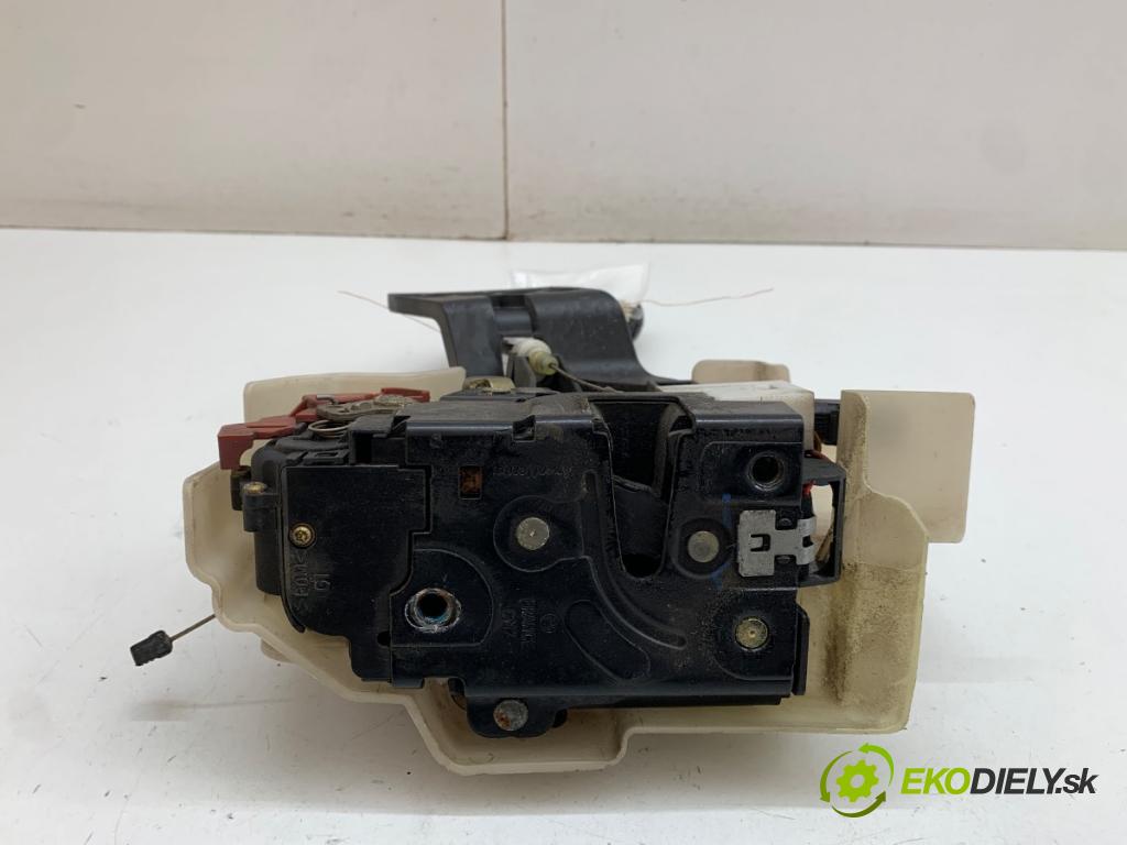 VW TOUAREG SUV 2004 230 kW 5.0 V10 TDI 4921 zámok Dvere ľavy predný 