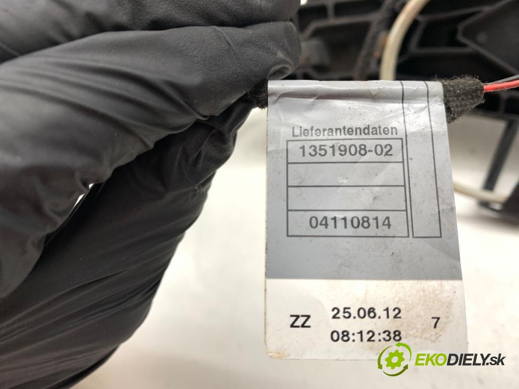BMW E84 SUV 2013 180 kW xDrive 28 i 1997 klika vnejší levý přední část