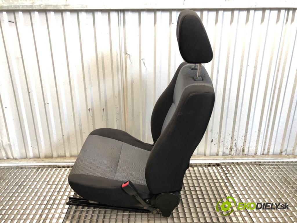 SUZUKI GRAND VITARA II samochód terenowy zamknięty 2006 95 kW 1.9 DDiS Napęd na wszystkie koła (JT419, TD44, JB419WD,... 1870 Sedadlo pravy predný