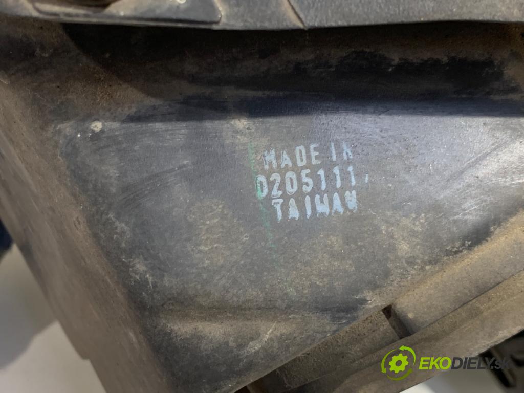 VW PASSAT B5 Kombi 1997 74 kW 1.6 1595 Svetlomet pravy predný