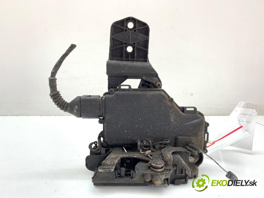 VW PASSAT B5 Kombi 1997 74 kW 1.6 1595 zámok Dvere ľavy predný 