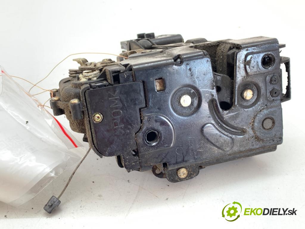 VW PASSAT B5 Kombi 1997 74 kW 1.6 1595 zámok Dvere ľavy predný