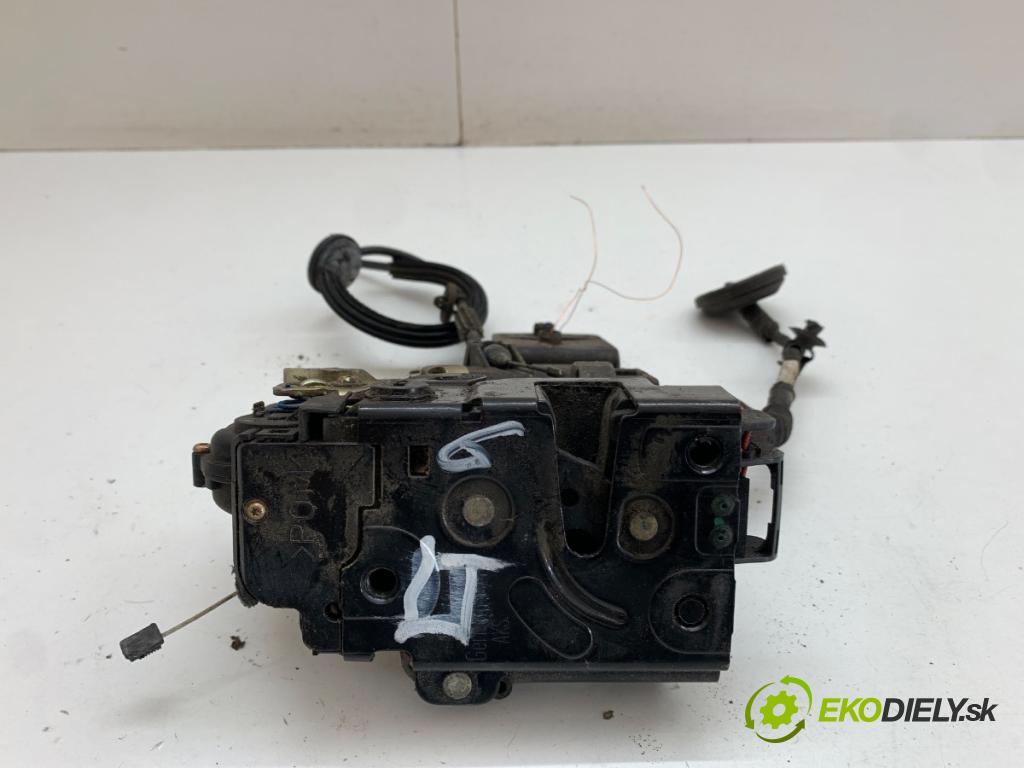 VW PASSAT B5 Kombi 1997 74 kW 1.6 1595 zámok Dvere ľavy zad 