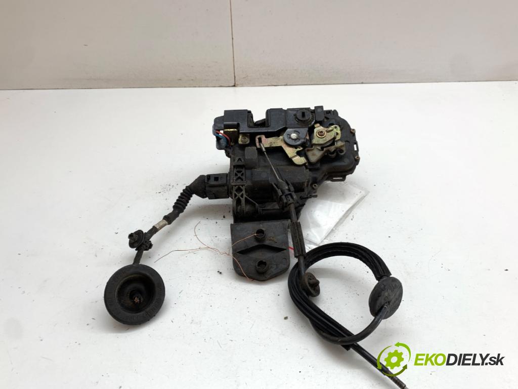 VW PASSAT B5 Kombi 1997 74 kW 1.6 1595 zámok Dvere ľavy zad