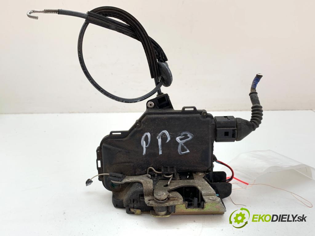 VW PASSAT B5 Kombi 1997 74 kW 1.6 1595 zámok Dvere pravy predný 