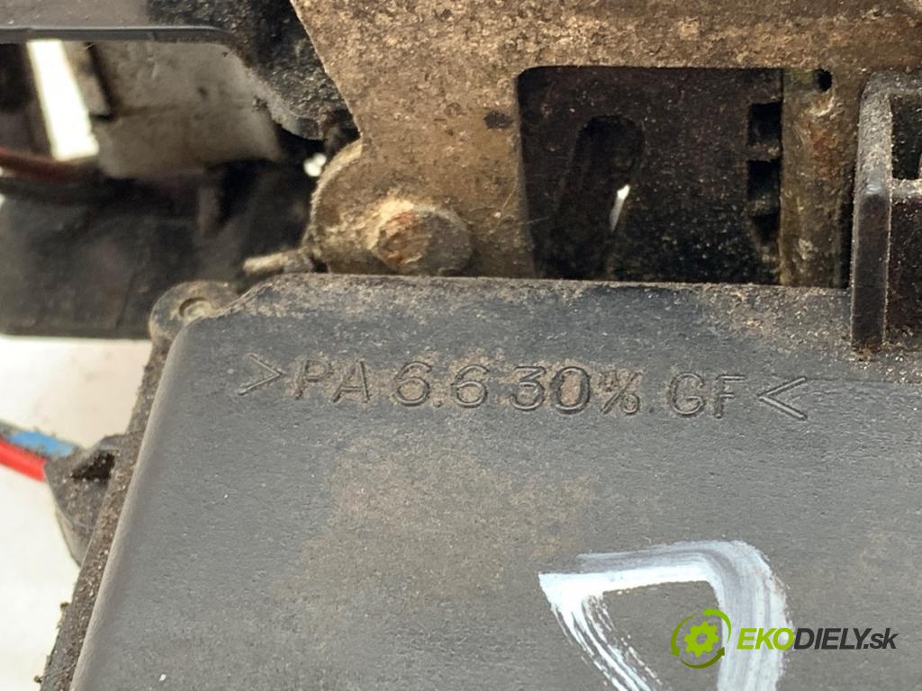 VW PASSAT B5 Kombi 1997 74 kW 1.6 1595 zámok Dvere pravy predný