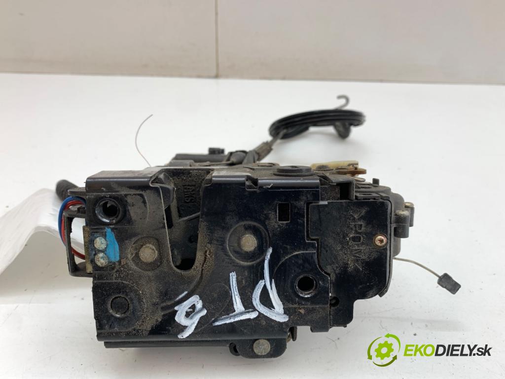 VW PASSAT B5 Kombi 1997 74 kW 1.6 1595 zámok Dvere pravy zad 