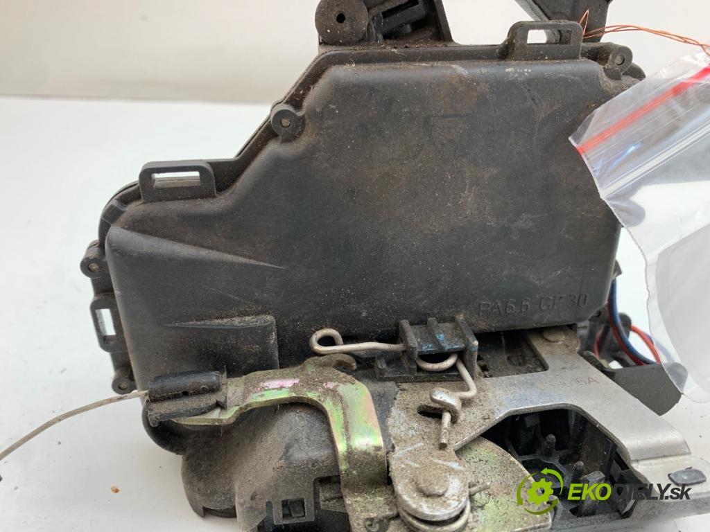 VW PASSAT B5 Kombi 1997 74 kW 1.6 1595 zámok Dvere pravy zad