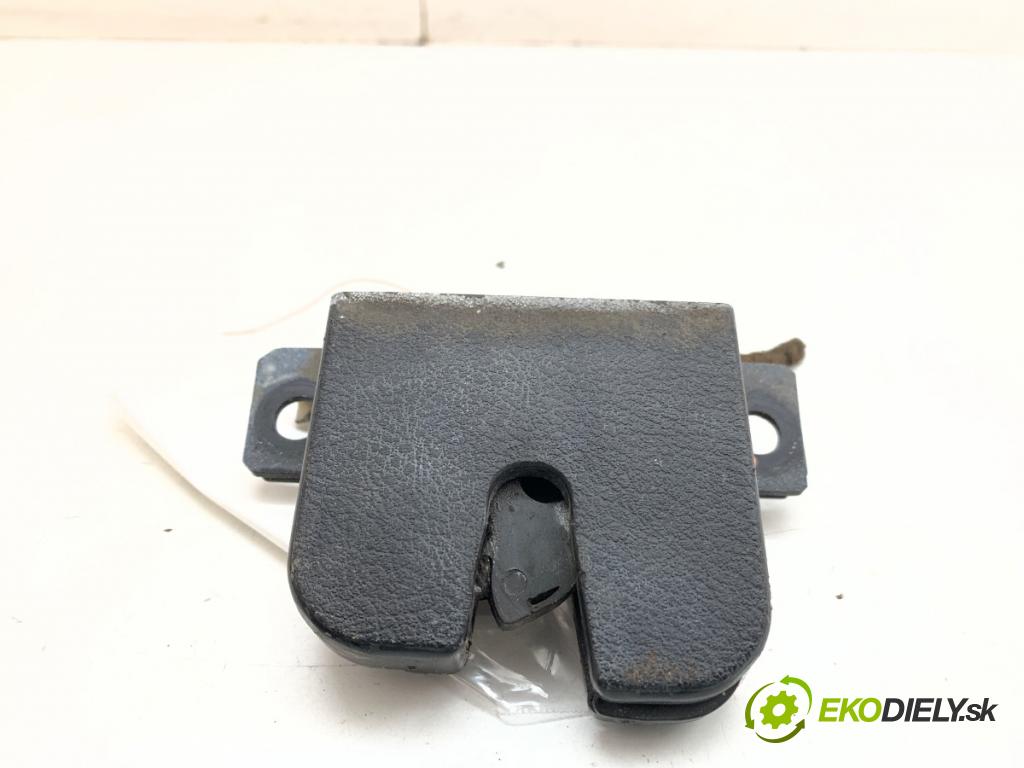 VW PASSAT B5 Kombi 1997 74 kW 1.6 1595 zámok dverí zad 