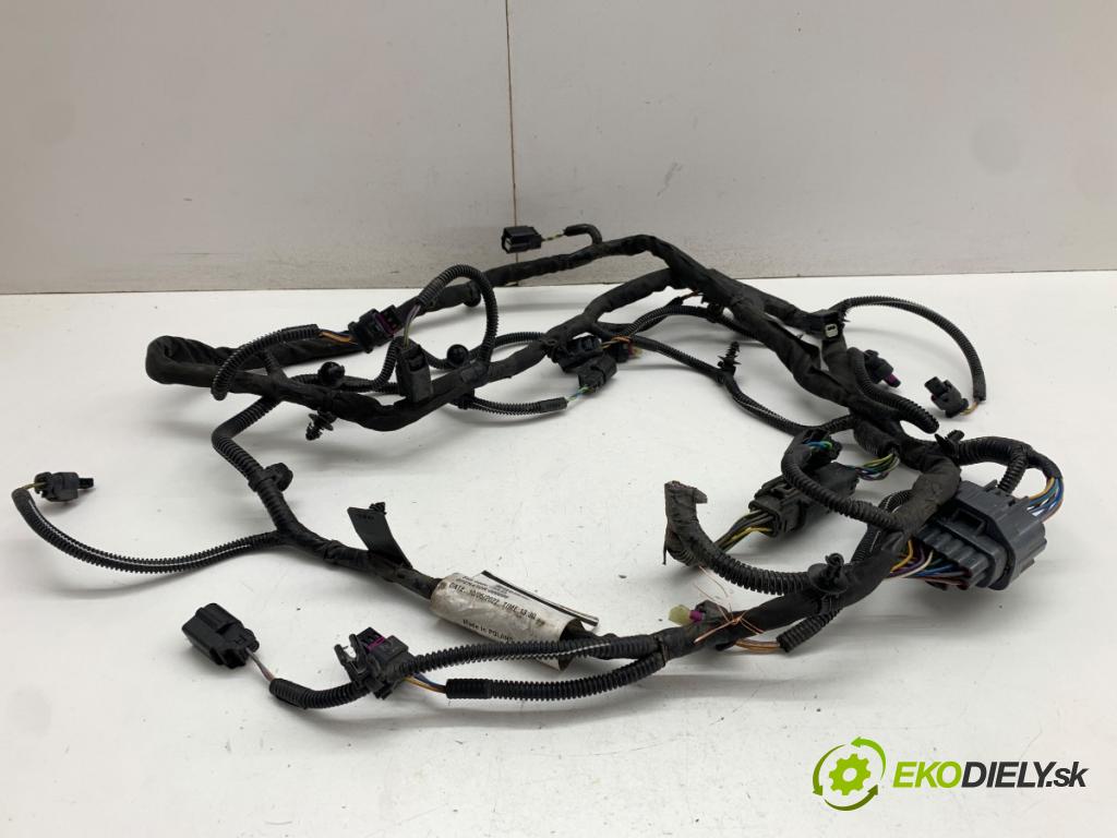 VOLVO V40 liftback 2014 110 kW D3 1984 Káblovačka PDC predný 31394514