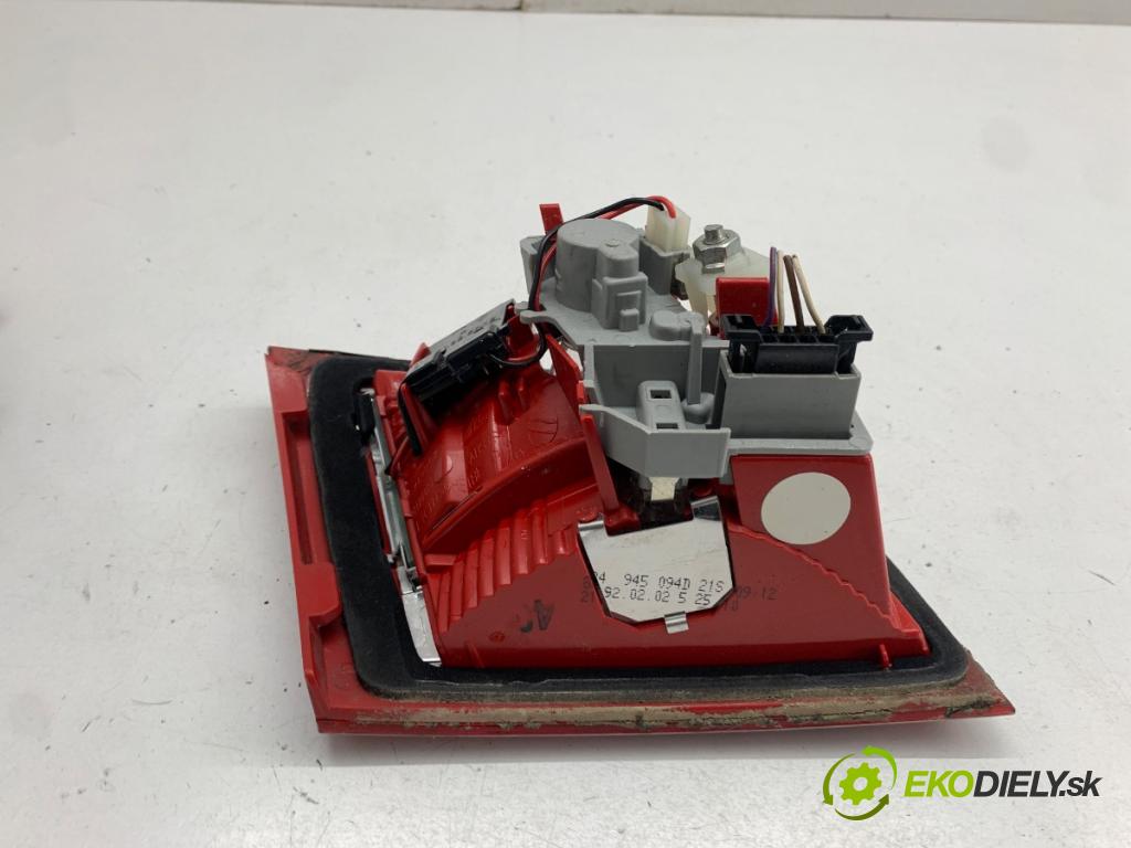 AUDI A3 8P liftback 2010 92 kW 1.4 TFSI 1390 světlo pravý zadní část vnitřní 8P4945094D