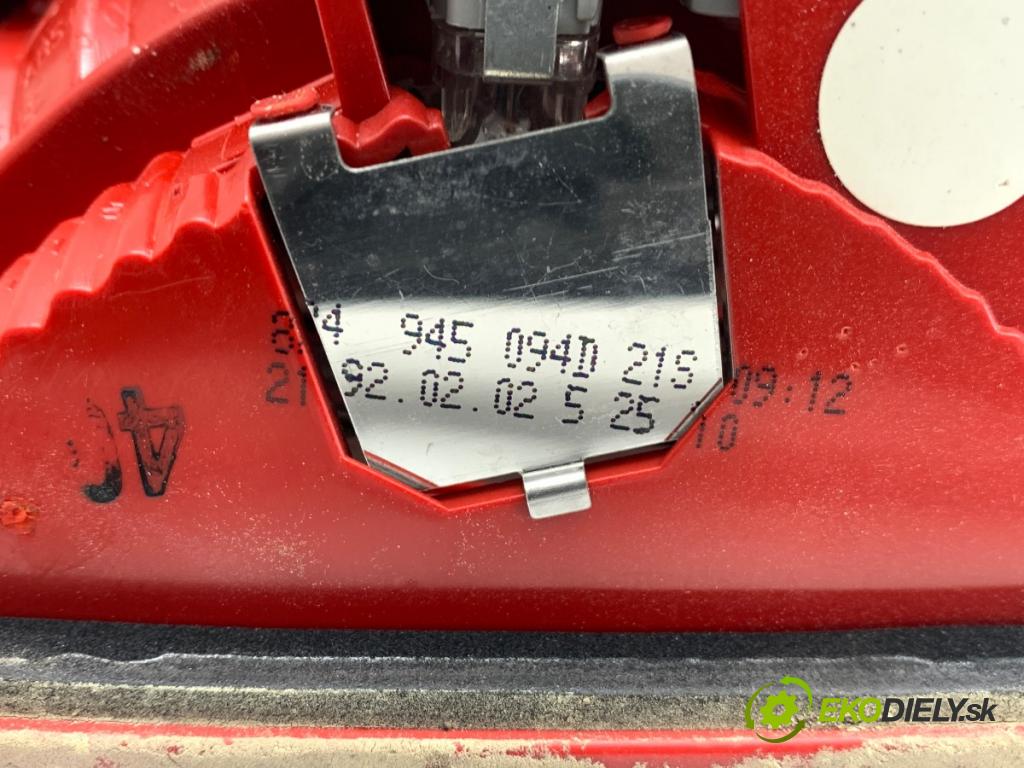 AUDI A3 8P liftback 2010 92 kW 1.4 TFSI 1390 světlo pravý zadní část vnitřní 8P4945094D