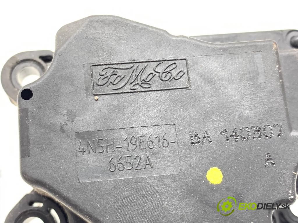 VOLVO V40 liftback 2014 110 kW D3 1984 motor topení 4N5H-19E616-BA