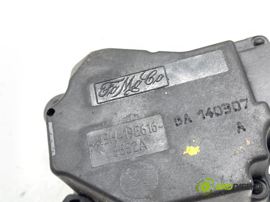 VOLVO V40 liftback 2014 110 kW D3 1984 motor topení 4N5H-19E616-BA