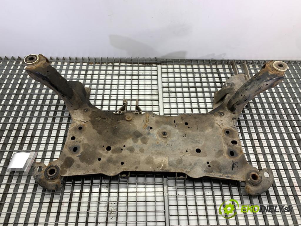 VOLVO V40 liftback 2014 110 kW D3 1984 výztuha pod motor  (Přední výztuha)