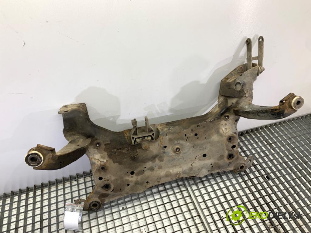 VOLVO V40 liftback 2014 110 kW D3 1984 výztuha pod motor  (Přední výztuha)