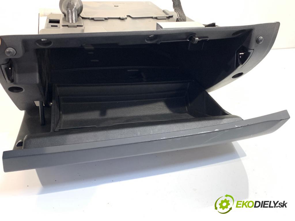 VOLVO V40 liftback 2014 110 kW D3 1984 přihrádka kastlík spolujezdce 8632803 (Přihrádka (kastlík))