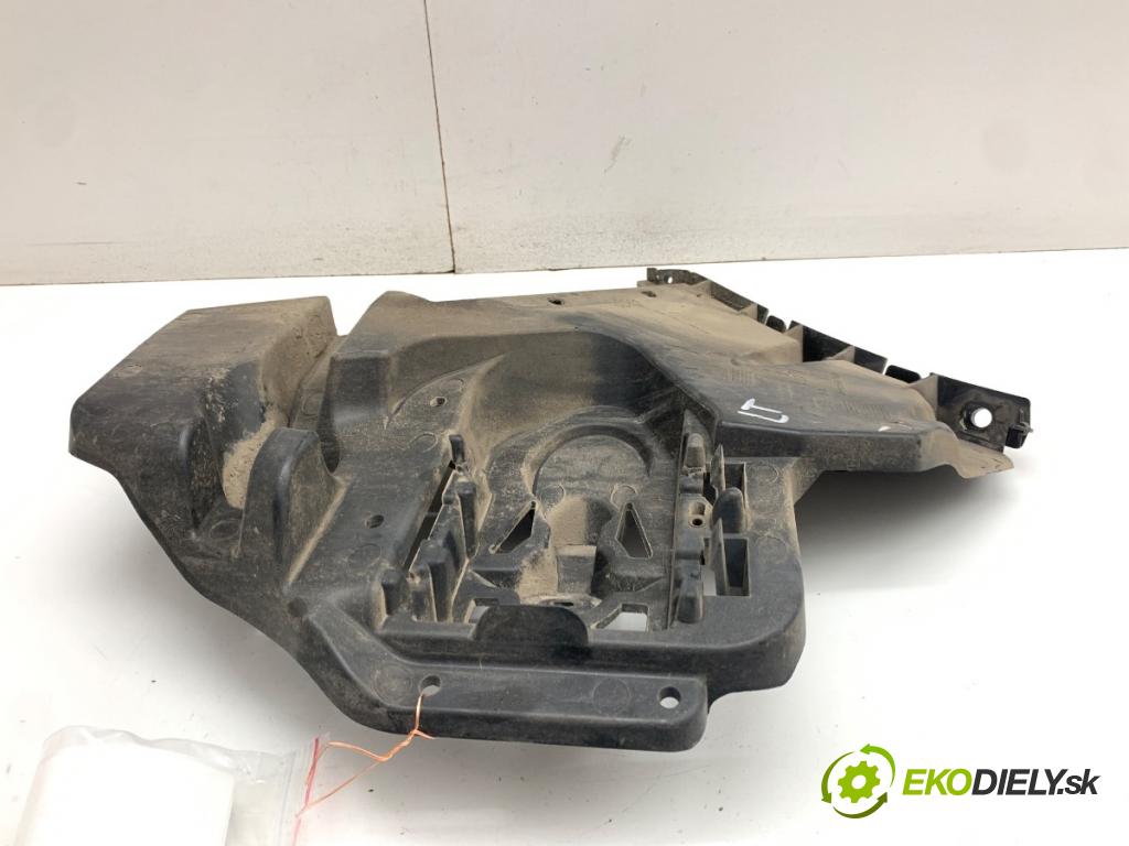 VOLVO V40 liftback 2014 110 kW D3 1984 úchyt nárazníka levý zadní část 31395103