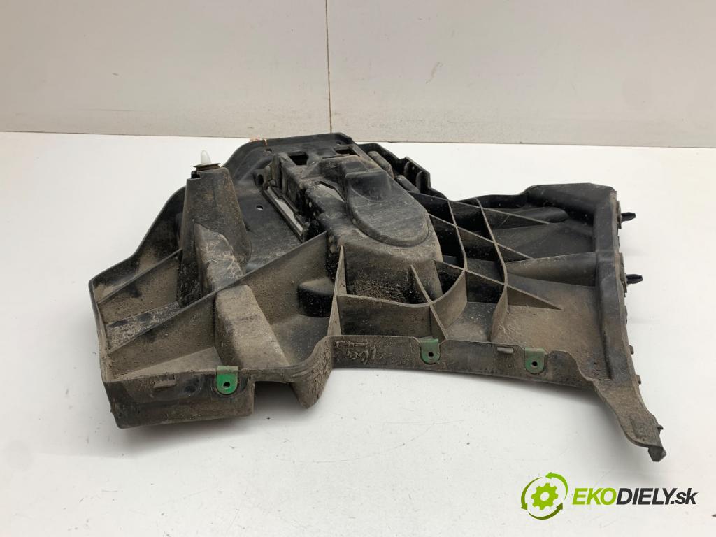 VOLVO V40 liftback 2014 110 kW D3 1984 úchyt nárazníka levý zadní část 31395103
