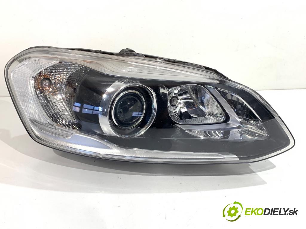 VOLVO XC60 I SUV 2016 140 kW D4 AWD 2400 světlomet pravý přední část 31698809