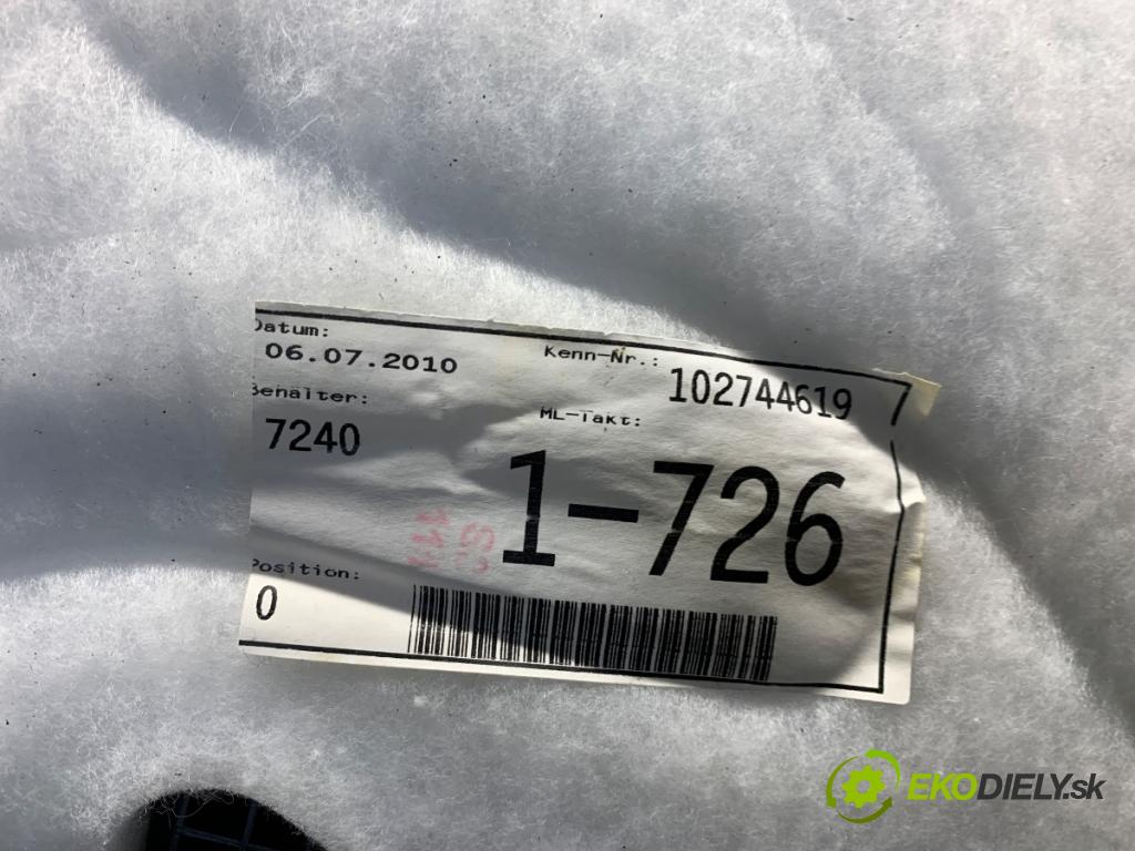 AUDI A3 8P liftback 2010 92 kW 1.4 TFSI 1390 ča dveře levý přední část