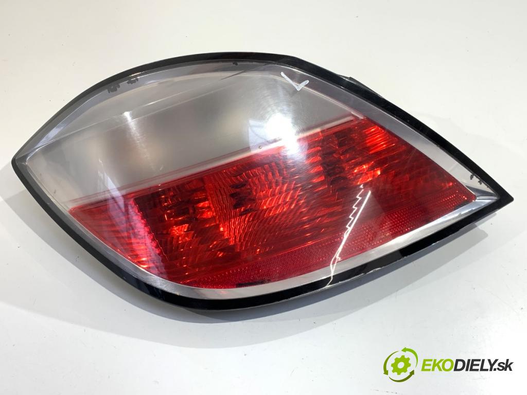 OPEL ASTRA H liftback 2005 77 kW 1.6 (L48) 1598 světlo levý zadní část 
