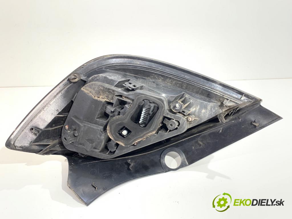 OPEL ASTRA H liftback 2005 77 kW 1.6 (L48) 1598 světlo levý zadní část