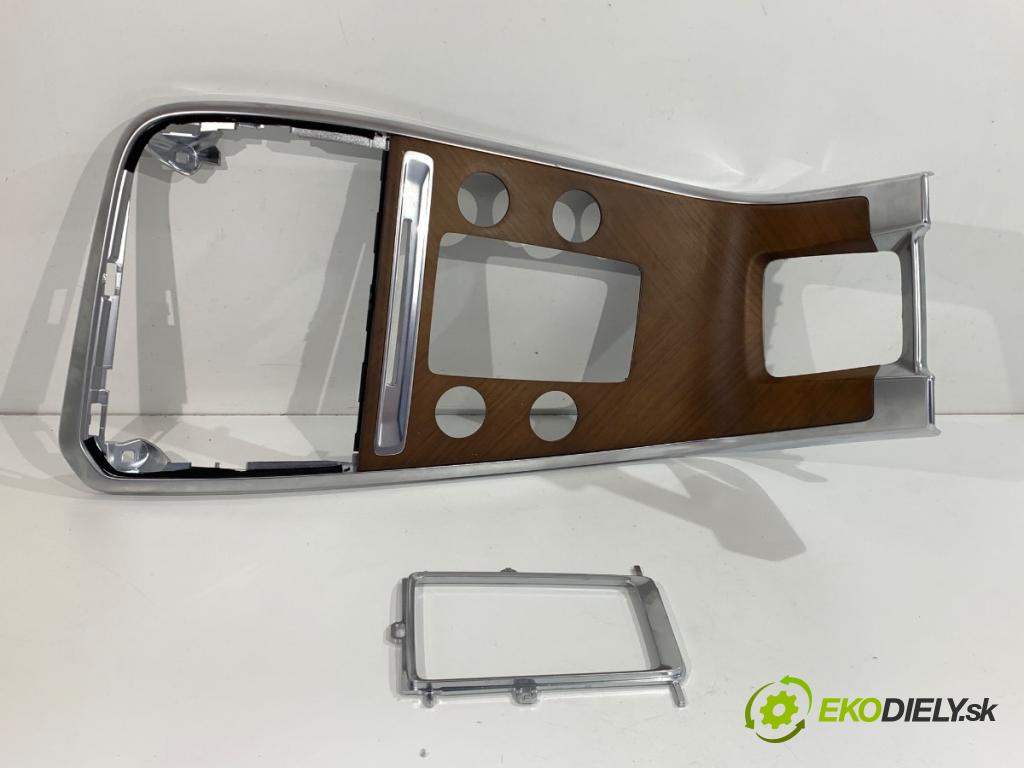 VOLVO XC60 I SUV 2016 140 kW D4 AWD 2400 lišty kryt prístrojovky 