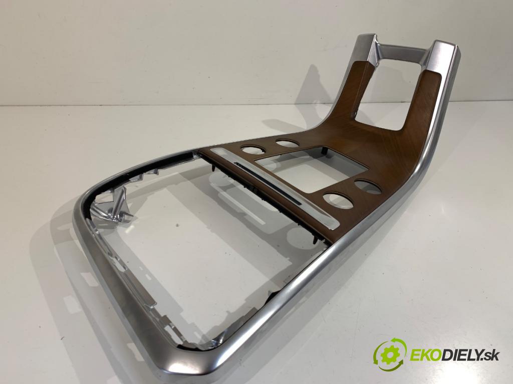 VOLVO XC60 I SUV 2016 140 kW D4 AWD 2400 lišty kryt prístrojovky