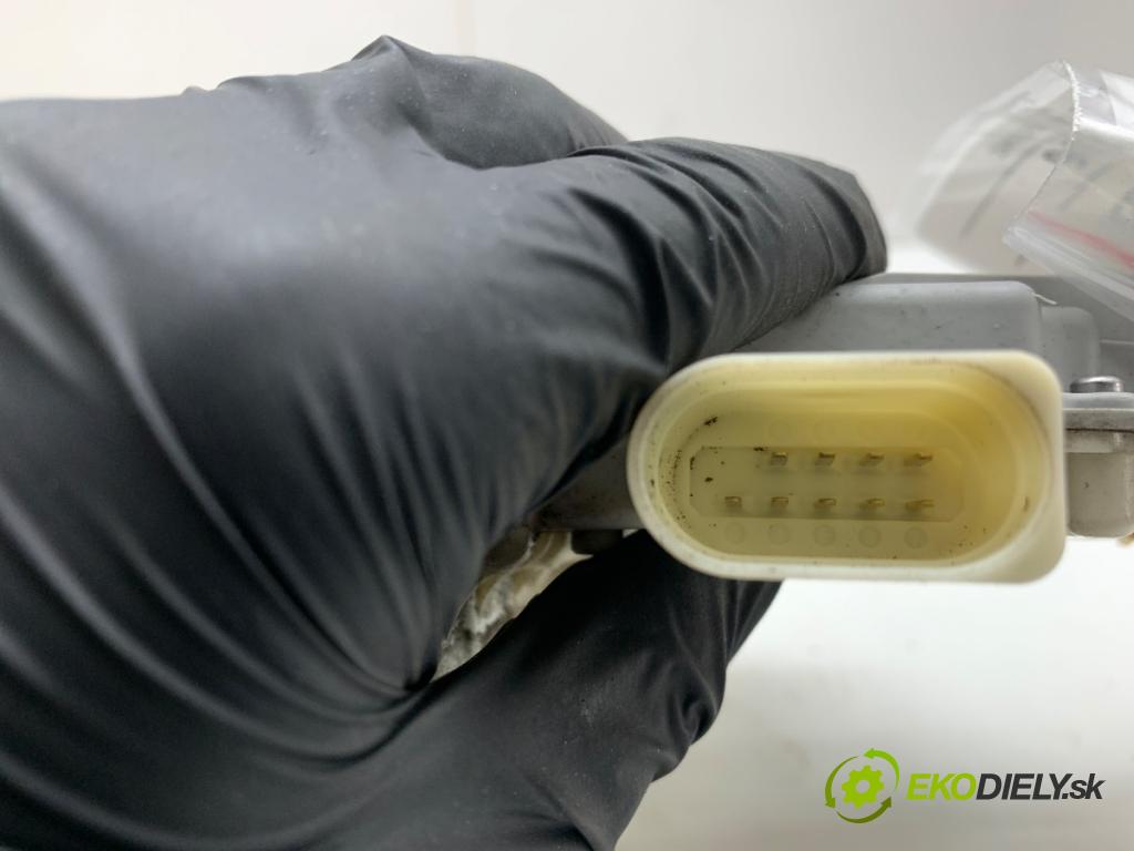AUDI A3 8P liftback 2010 92 kW 1.4 TFSI 1390 zámok Dvere ľavy predný 4F1837015E