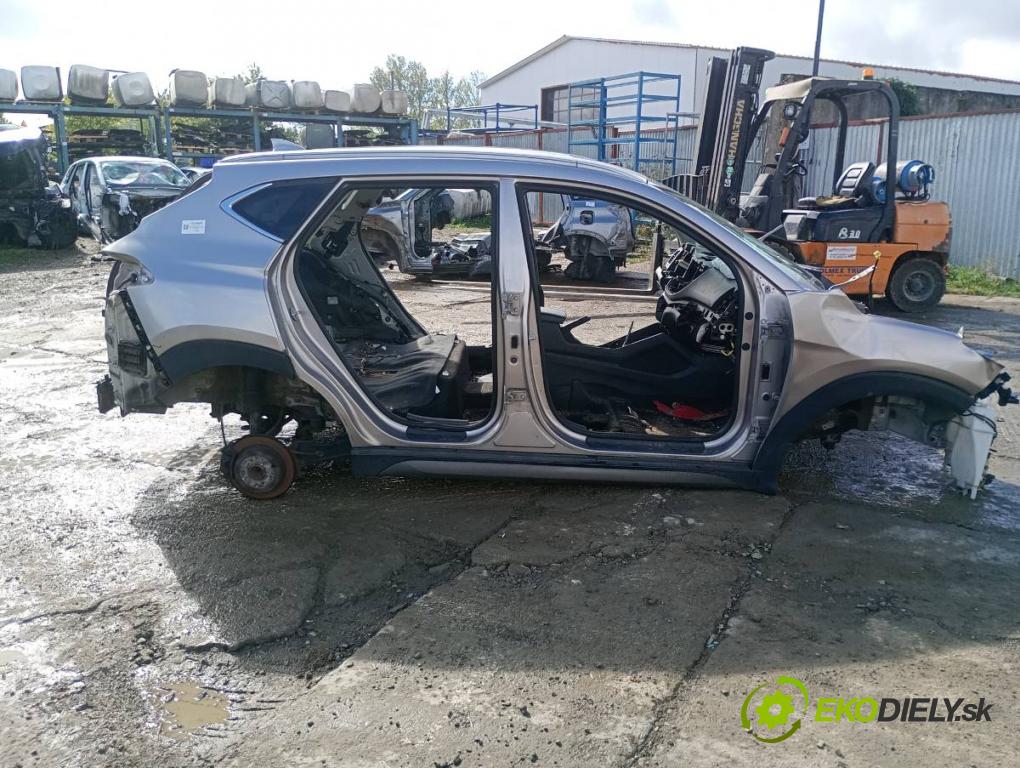 HYUNDAI TUCSON SUV 2015 100 kW 2.0 CRDi 1995 karoséria ČTVRŤÁK: Blatník prah strecha PODŁUŻNICA