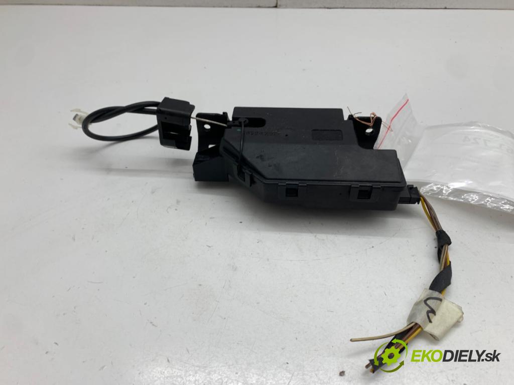 BMW E60 sedan 2005 160 kW 525 i 2996 zámok dverí zad 8196401