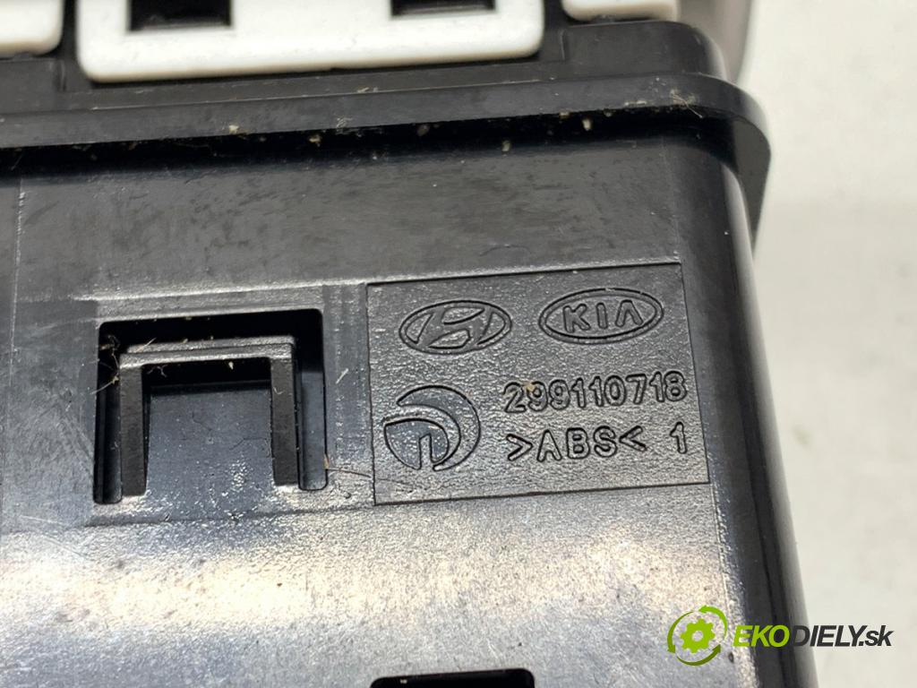 KIA RIO III liftback 2012 80 kW 1.4 CVVT 1396 přepínač ohřívání sedačky 299110718 (Páčky pod volantem)