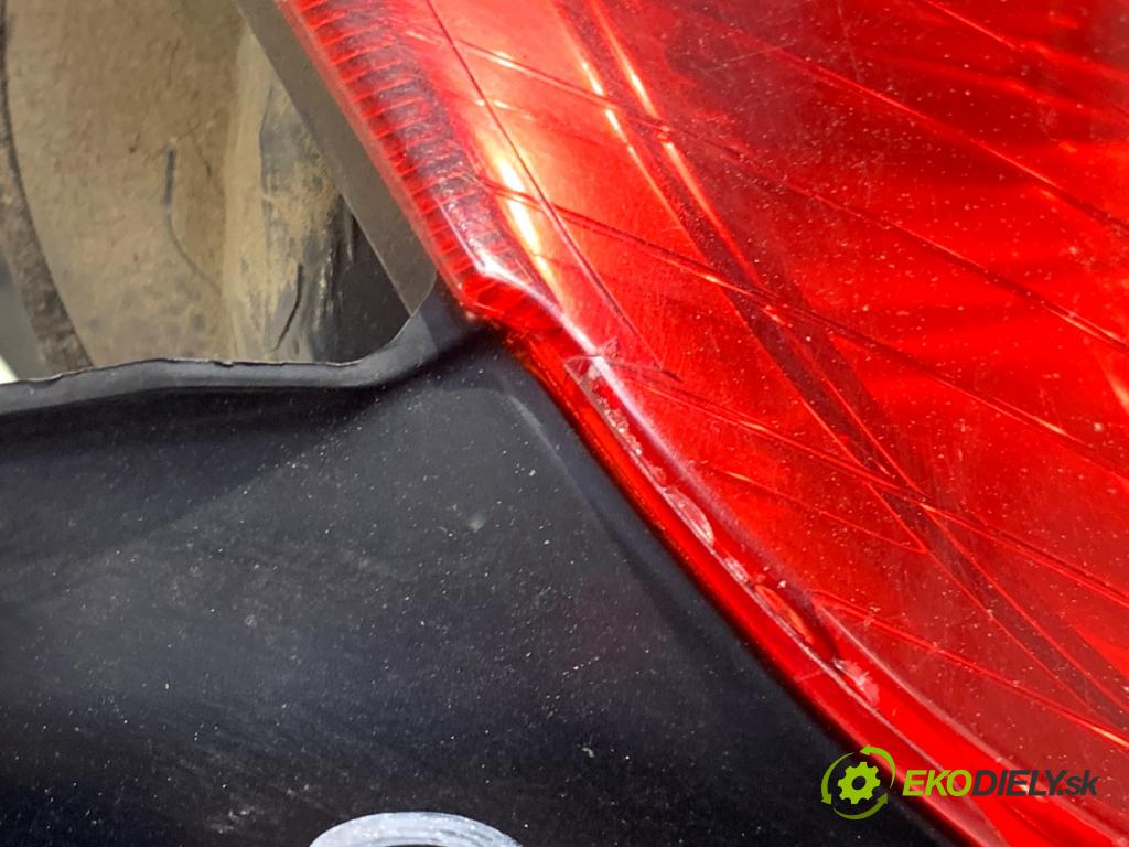 TOYOTA AVENSIS T25 Kombi 2004 108 kW 2.0 (AZT250_) 1998 světlo pravý zadní část