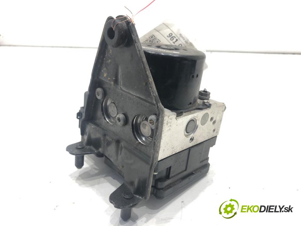 AUDI A3 8P liftback 2010 92 kW 1.4 TFSI 1390 Pumpa ABS 1K0907379AT (Pumpa ABS)