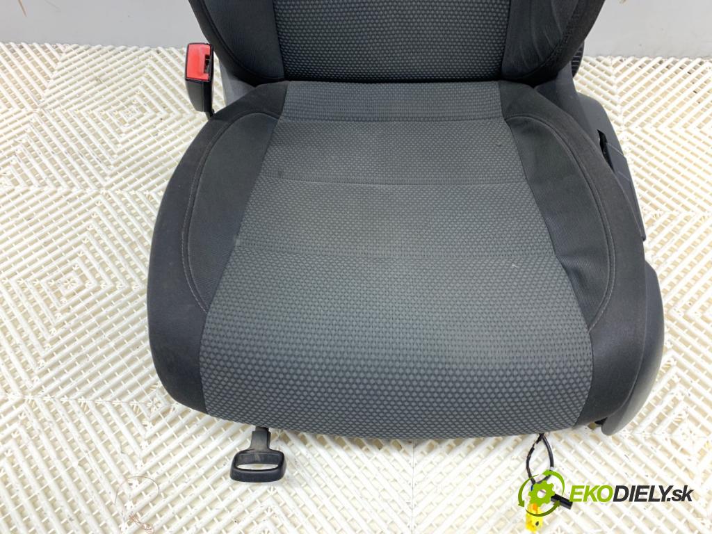 VW GOLF VI Kombi 2011 103 kW 2.0 TDI 1968 sedadlo levý přední část