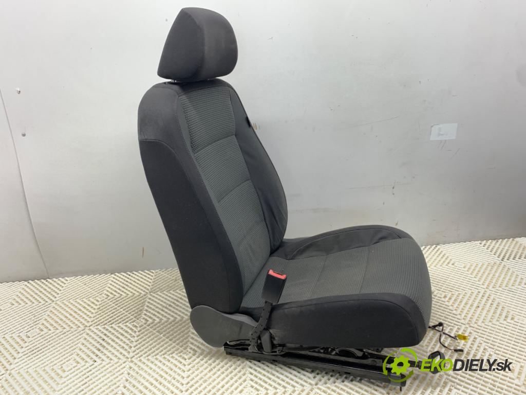 VW GOLF VI Kombi 2011 103 kW 2.0 TDI 1968 sedadlo levý přední část