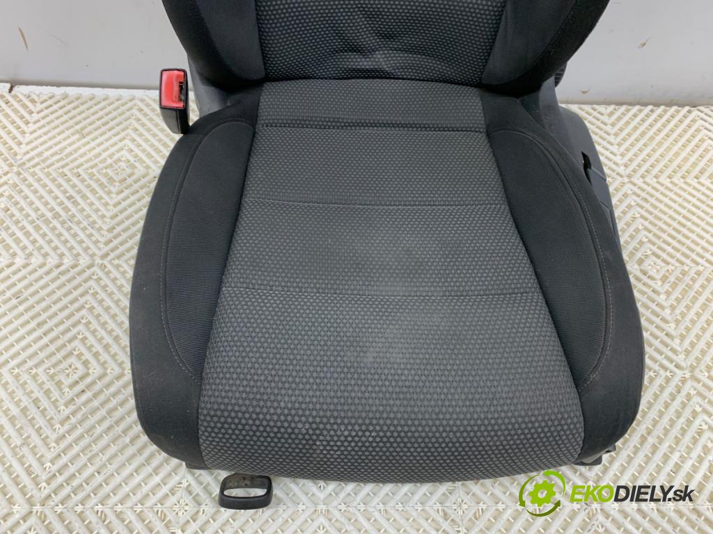 VW GOLF VI liftback 2009 90 kW 1.4 TSI 1390 sedadlo levý přední část