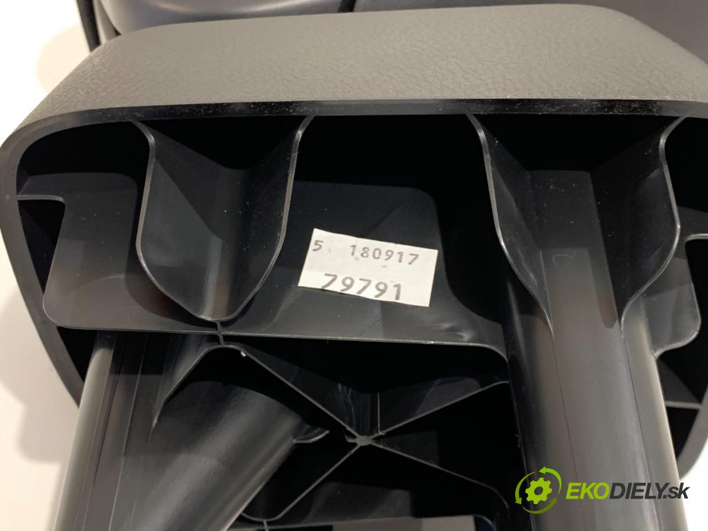 NISSAN MICRA K14 liftback 2017 66 kW 0.9 IG-T 898 loketní opěrka (Loketní opěrka)