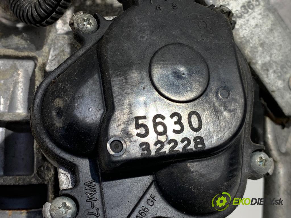 NISSAN X-TRAIL T30 SUV 2006 100 kW 2.2 dCi 2184 mechanismus stěračů přední část  (Motorek stěračů přední)