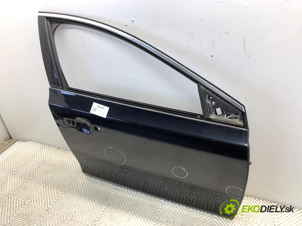 VOLVO V40 liftback 2012 84 kW D2 1560 dveře pravý přední část 452