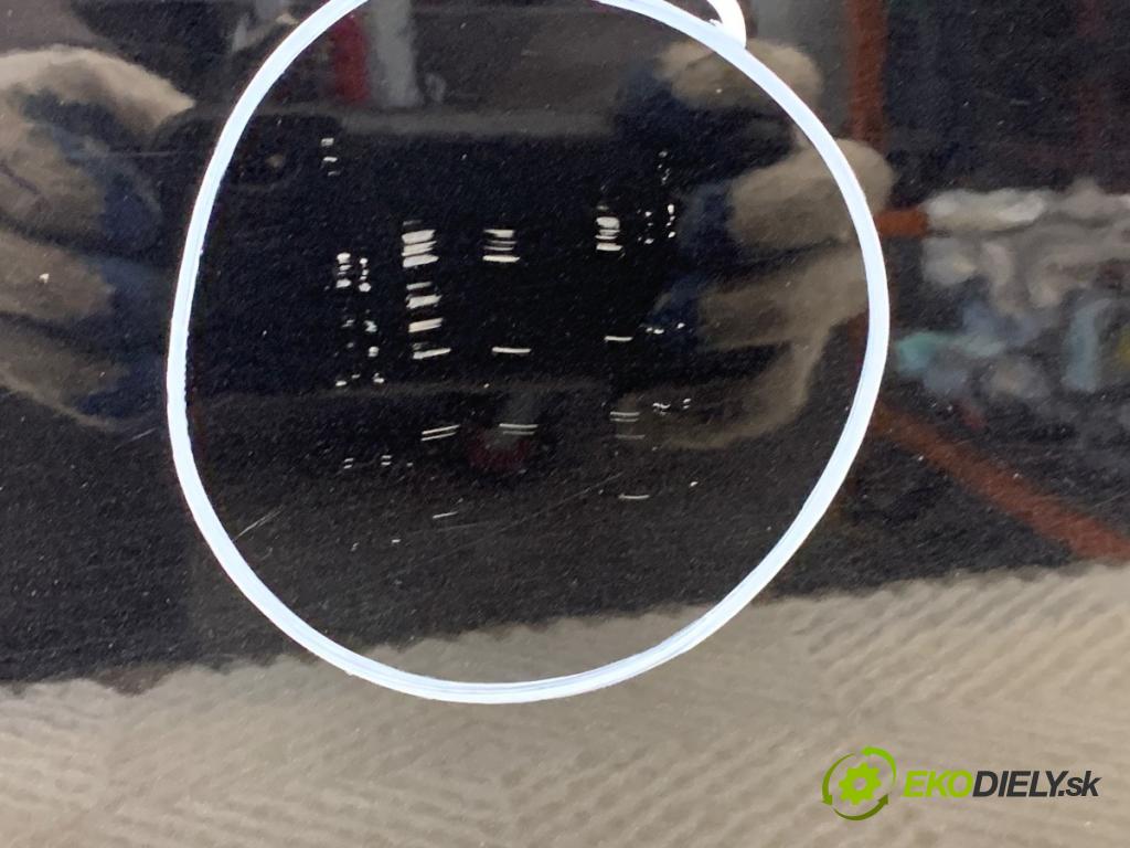 VOLVO V40 liftback 2012 84 kW D2 1560 dveře pravý přední část 452