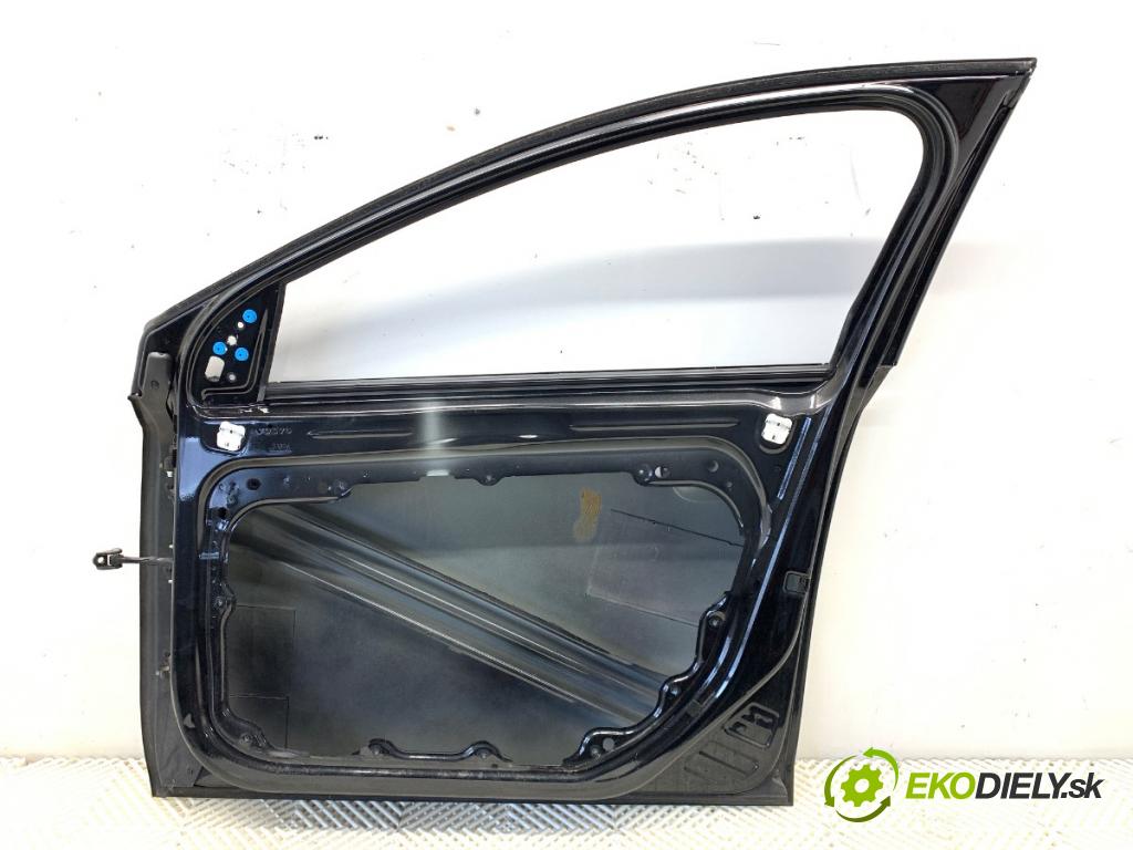 VOLVO V40 liftback 2012 84 kW D2 1560 dveře pravý přední část 452