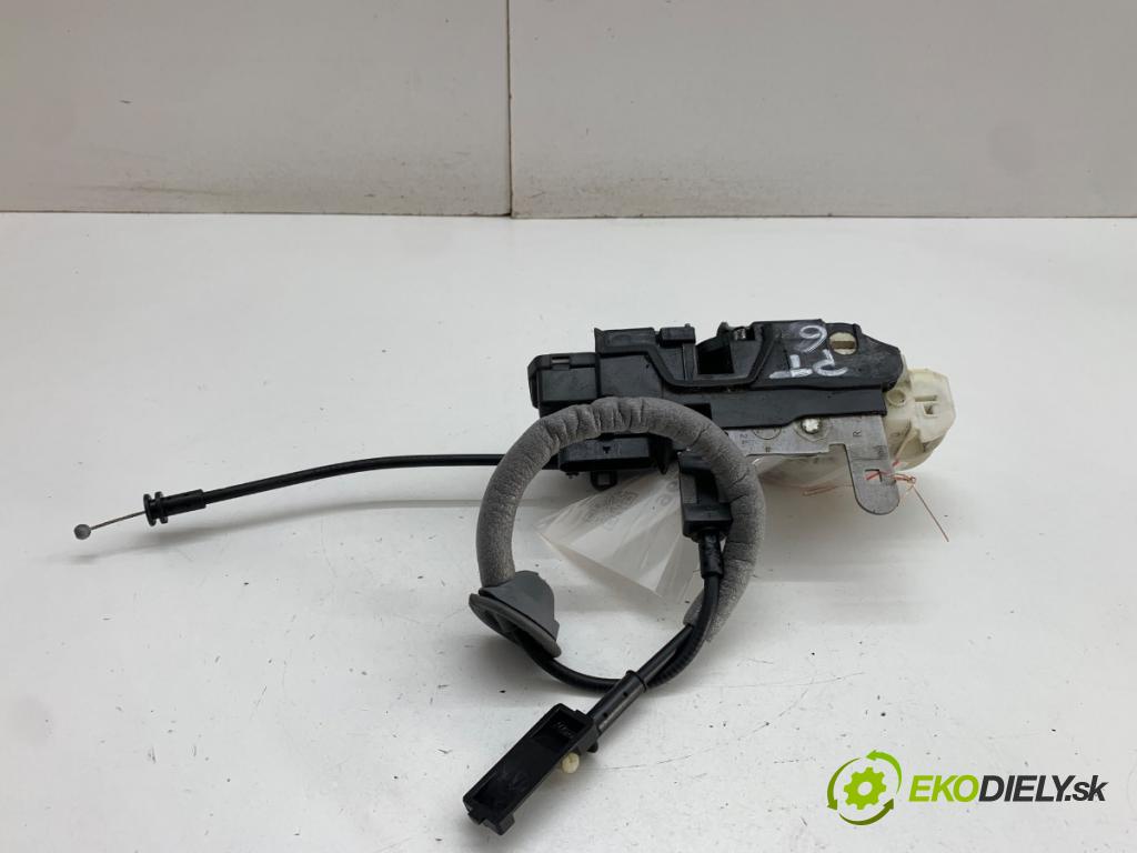 VOLVO V40 liftback 2012 84 kW D2 1560 zámok Dvere pravy zad 31301432