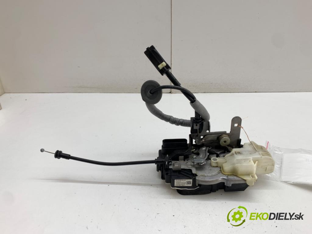 VOLVO V40 liftback 2012 84 kW D2 1560 zámok Dvere pravy zad 31301432