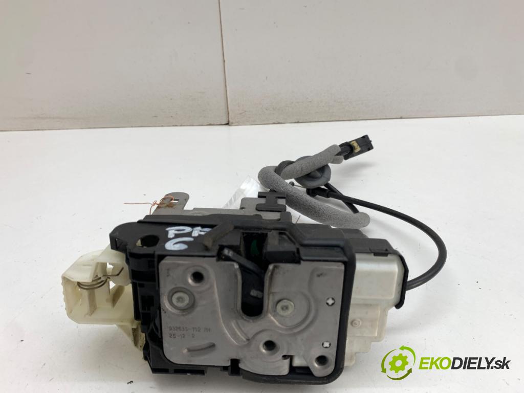 VOLVO V40 liftback 2012 84 kW D2 1560 zámok dveře pravý přední část 31301422