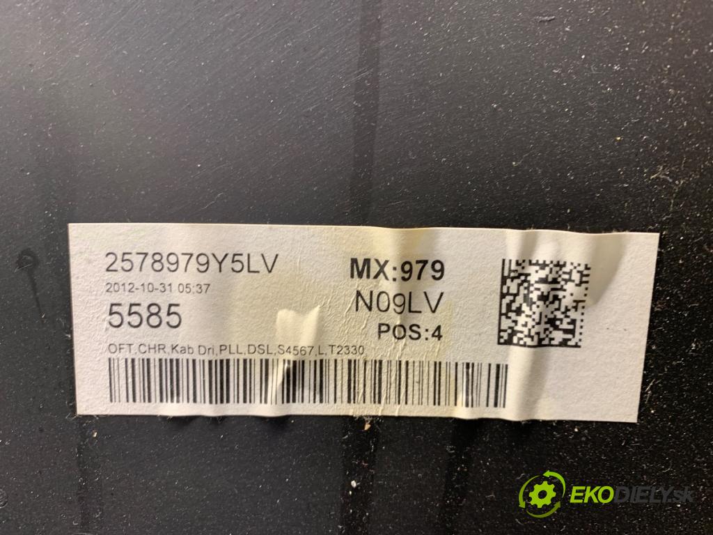 VOLVO V40 liftback 2012 84 kW D2 1560 ča dveře levý přední část 1319932