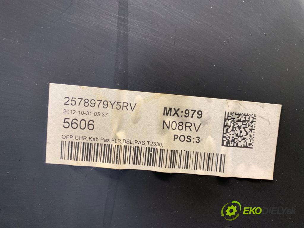 VOLVO V40 liftback 2012 84 kW D2 1560 ča dveře pravý přední část 1319933