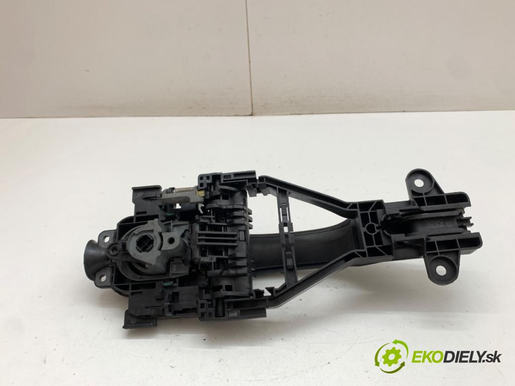 VOLVO V40 liftback 2012 84 kW D2 1560 zámok Dvere ľavy predný 31276164