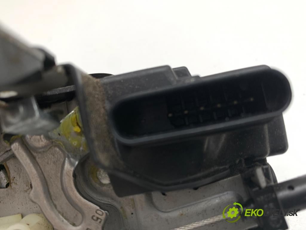 VOLVO V40 liftback 2012 84 kW D2 1560 klika vnejší levý přední část 31301421